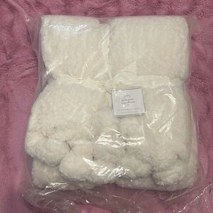Pottery barn, pom-pom cozy throw